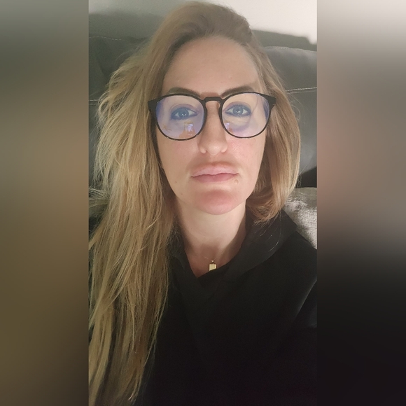 Meet your Posher, Hollie - Picture 1 of 2